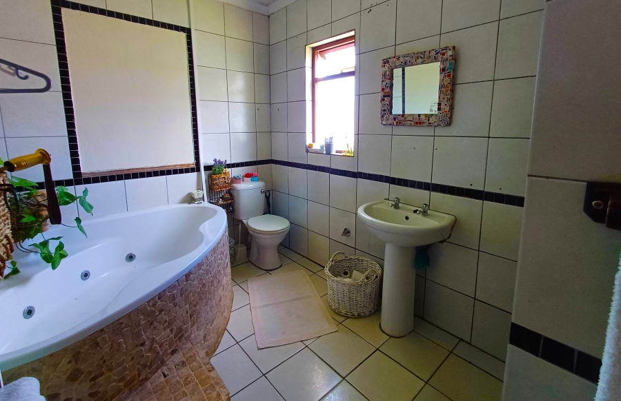 6 Bedroom Property for Sale in Kleinmond Western Cape